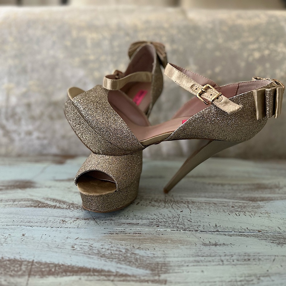 Betsy Johnson Glitter Gold Peep Toe Heels 
Size 10; 5.5” heel, 1 1/4” platform